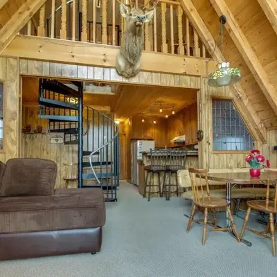 Castle Rock Cabin #2 ~ Cozy cabin close to Fisher Cove & Boulder Bay - short drive to skiing