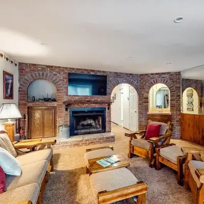 Rosie's Hideaway ~ Spacious Retreat Near the Mountain & Lake with Grill & Full Kitchen