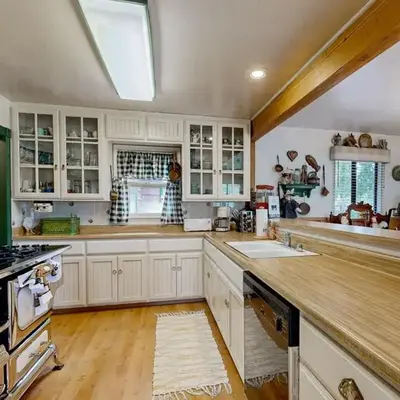 Rooster's Den ~ Charming house with expansive deck