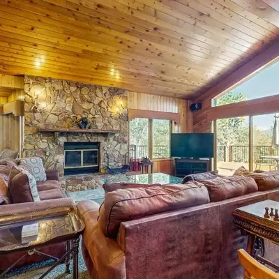 Big Bear 7th Heaven ~ Lakeview Chalet with Hot Tub