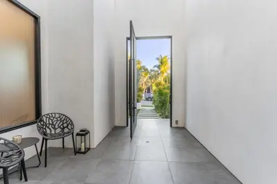an open hallway with chairs and a table at Laurel K Villa in Los Angeles