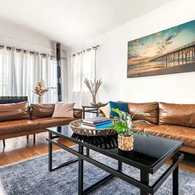 Spacious 4 bedroom home by Melrose and 10 minutes to Hollywood Walk of Fame