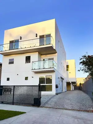 a white building with a balcony on top of it at Luxury House 3-Level 4-bedroom, Free Parking and Patio in Los Angeles