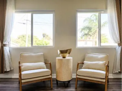 two chairs and a vase in a room with windows at \u8fd1 ONT \u673a\u573aChaffey Claremont \u5b66\u9662Ontario Outlets3B2B in Rancho Cucamonga
