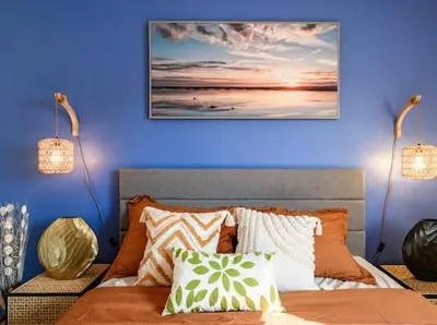 a bedroom with a bed with two lamps and a blue wall at \u8fd1 ONT \u673a\u573aChaffey Claremont \u5b66\u9662Ontario Outlets3B2B in Rancho Cucamonga