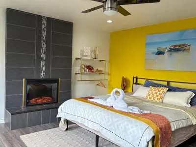 a bedroom with a bed and a fire place at \u8fd1 ONT \u673a\u573aChaffey Claremont \u5b66\u9662Ontario Outlets3B2B in Rancho Cucamonga