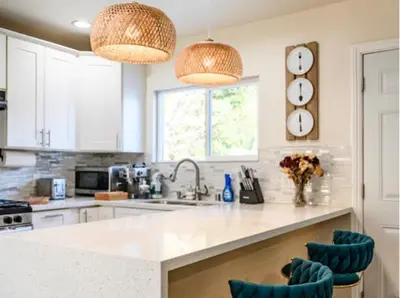 a kitchen with a counter and two clocks on the wall at \u8fd1 ONT \u673a\u573aChaffey Claremont \u5b66\u9662Ontario Outlets3B2B in Rancho Cucamonga