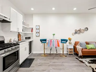 a kitchen with a table and a couch in a room at \u8fd1ONT\u673a\u573aChaffeyClaremont \u5b66\u9662Outlets1B1B in Rancho Cucamonga