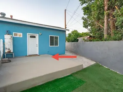a blue house with a red arrow in front of it at \u8fd1ONT\u673a\u573aChaffeyClaremont \u5b66\u9662Outlets1B1B in Rancho Cucamonga