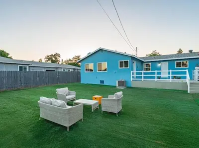 a yard with four chairs and a blue house at \u8fd1ONT\u673a\u573aChaffeyClaremont \u5b66\u9662Outlets1B1B in Rancho Cucamonga