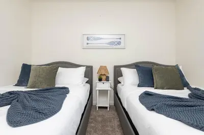 two beds sitting next to each other in a bedroom at Hollywood Stars 2 Bedroom Apartment in Los Angeles