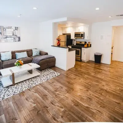 Modern 1 Bedroom Apartment Near Hollywood and Koreatown Free Gated Parking Full Kitchen