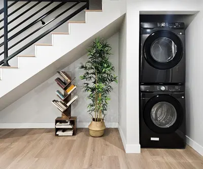 a laundry room with a washer and dryer at Dondo Stay in Los Angeles