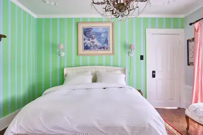 a bedroom with green striped walls and a bed at Iconic Hollywood Homestay Near Walk Of Fame in Los Angeles