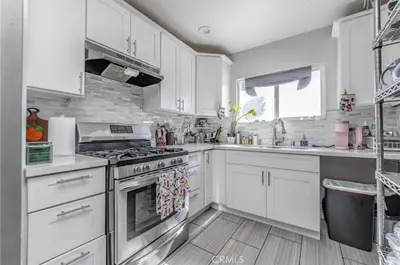 a kitchen with white cabinets and a stove top oven at \u8fd1ONT\u673a\u573a Chaffey Claremont\u5b66\u9662 Ontario Outlets 3Br2BA in Rancho Cucamonga