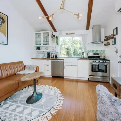 Serene Silver Lake 1 bedroom 1 bathroom Back house With Private Backyard