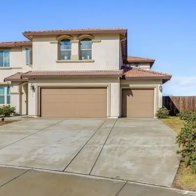 4 Mi to CSUB Campus Spacious Home with Yard