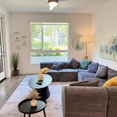 Charming 2BR Retreat Pool Gym 10min to Disneyland