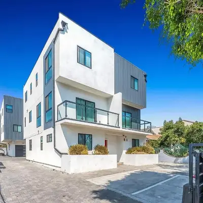 Spacious 5BR Townhouse with Free Parking Included
