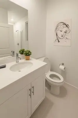 a white bathroom with a toilet and a sink at \u4e09\u697c\u4e24\u623f\u4e24\u536b\u8fd1\u5e02\u4e2d\u5fc3\u4ea4\u901a\u4fbf\u5229\u6b65\u884c\u53ef\u8fbe\u5546\u5708\u9002\u5408\u5bb6\u5ead in Eastvale