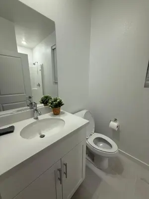 a white bathroom with a sink and a toilet at \u4e09\u697c\u4e24\u623f\u4e24\u536b\u8fd1\u5e02\u4e2d\u5fc3\u4ea4\u901a\u4fbf\u5229\u6b65\u884c\u53ef\u8fbe\u5546\u5708\u9002\u5408\u5bb6\u5ead in Eastvale