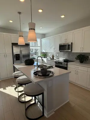 a kitchen with a island with bar stools in it at \u4e09\u697c\u4e24\u623f\u4e24\u536b\u8fd1\u5e02\u4e2d\u5fc3\u4ea4\u901a\u4fbf\u5229\u6b65\u884c\u53ef\u8fbe\u5546\u5708\u9002\u5408\u5bb6\u5ead in Eastvale