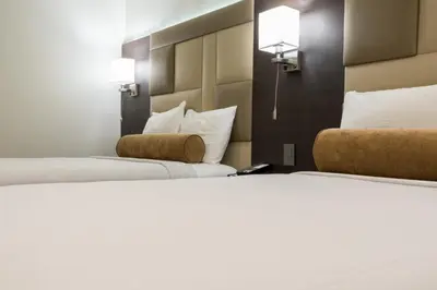 two beds sitting next to each other in a hotel room at Hotel Xilo Glendale in Glendale