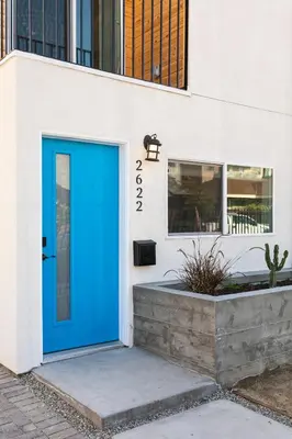 a blue door on the side of a building at Enjoy Stylish 4BR Townhouse Sleeps 8 with Wi-Fi in Los Angeles