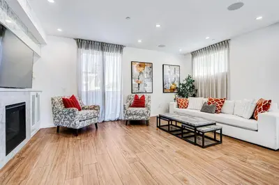 a living room with a white couch and a fireplace at Modern 4BR Villa Spacious Stylish In Prime Location in Los Angeles