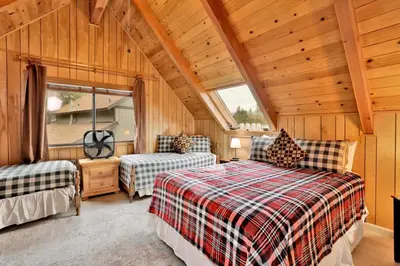a bedroom with two beds in a cabin at Lakeview Pines Log Cabin #2585 in Big Bear Lake