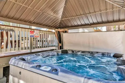 a jacuzzi tub sitting in sqor sqor at Golden West Cottage #2581 in Big Bear Lake