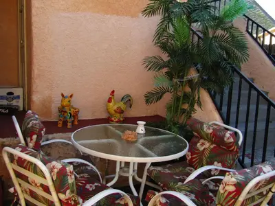 a table and chairs in a room with a plant at Lovely Studio Near Downtown LA with AC WiFi and Snacks in Los Angeles
