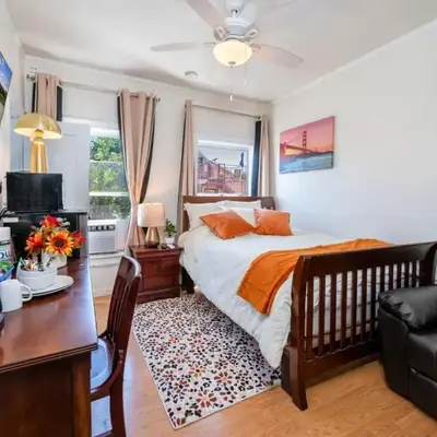 Lovely Studio Near Downtown LA with AC WiFi and Snacks