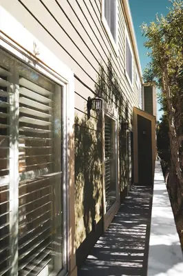 a building with a sidewalk next to a door at Venice Beach Townhouse in Los Angeles