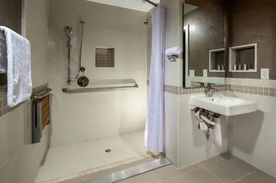 a bathroom with a sink and a shower at Hotel Aventura in Los Angeles