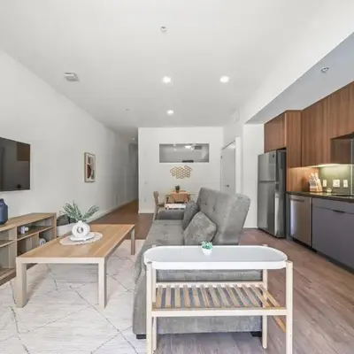 Stylish Condo Mins to Shoreline