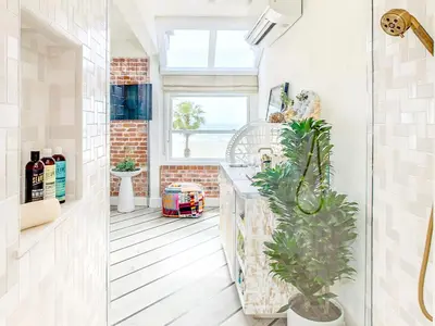 a bathroom with a potted plant and a window at Venice V Hotel in Los Angeles