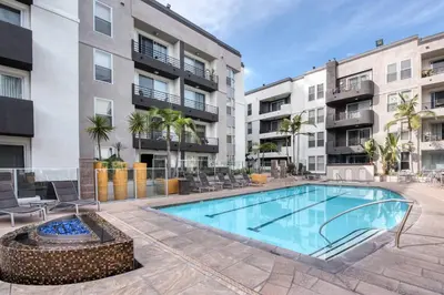 a swimming pool in the courtyard of a apartment building at Daybreak MDR in Los Angeles