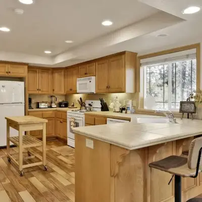 Brownie Resort Your Walk-to-Summit Getaway Family's Snowboarders Skiers