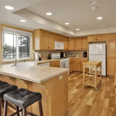 Brownie Retreat Walk-to-Summit Mountain Getaway for Snowboarders & Skiers