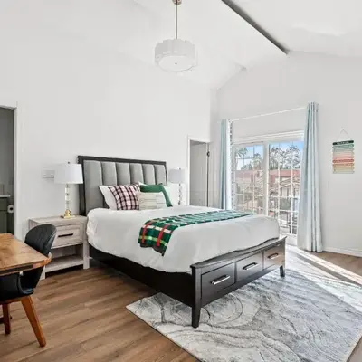 Upgraded Queen Suite Private Ensuite Bright Stay