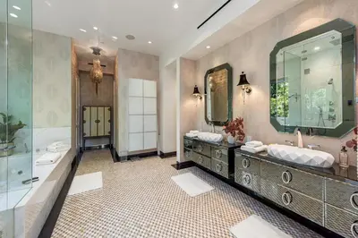 a bathroom with two sinks and a large mirror at Alta Royale in Los Angeles