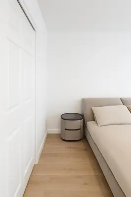 a white room with a bed and a table at Relaxing time in Pasadena in Pasadena