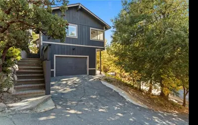 a house with a garage and a driveway at Relaxing 4 bedroom Mountain Stay in Lake Arrowhead