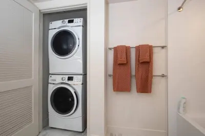 a laundry room with a washer and dryer at * Soho Vibes In The Heart Of Santa Monica * in Los Angeles