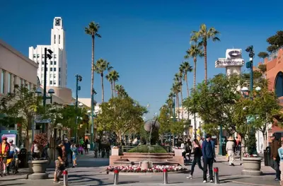 a city street with a fountain and palm trees at SoCal Luxurious Apt Steps To The Beach & Pier in Los Angeles
