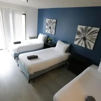3 beds Apart in Beverly Hills