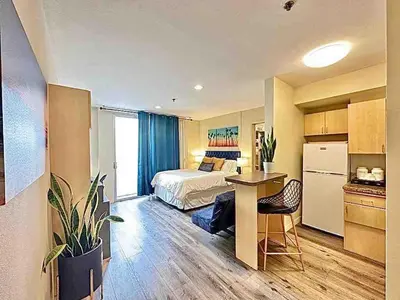 a hotel room with a bed and a kitchen at Heart of DT SM Studio, Walk To Beach & Pier in Los Angeles