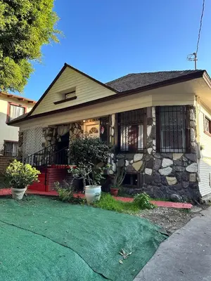 a house with a green driveway in front of it at Naryn Guest House 3 in Los Angeles