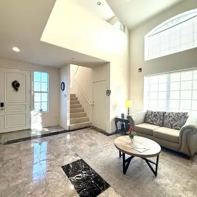 Spacious 3BR 3BA Home 3 Car Garage Garden Near DTLA Pasadena Hollywood